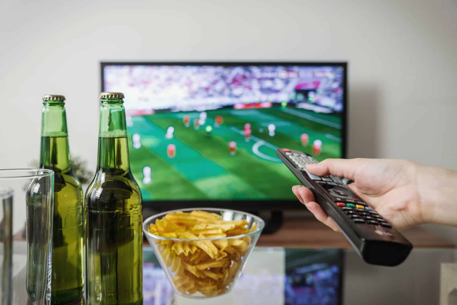 Fotballkamp på TV-en hjemme i stua