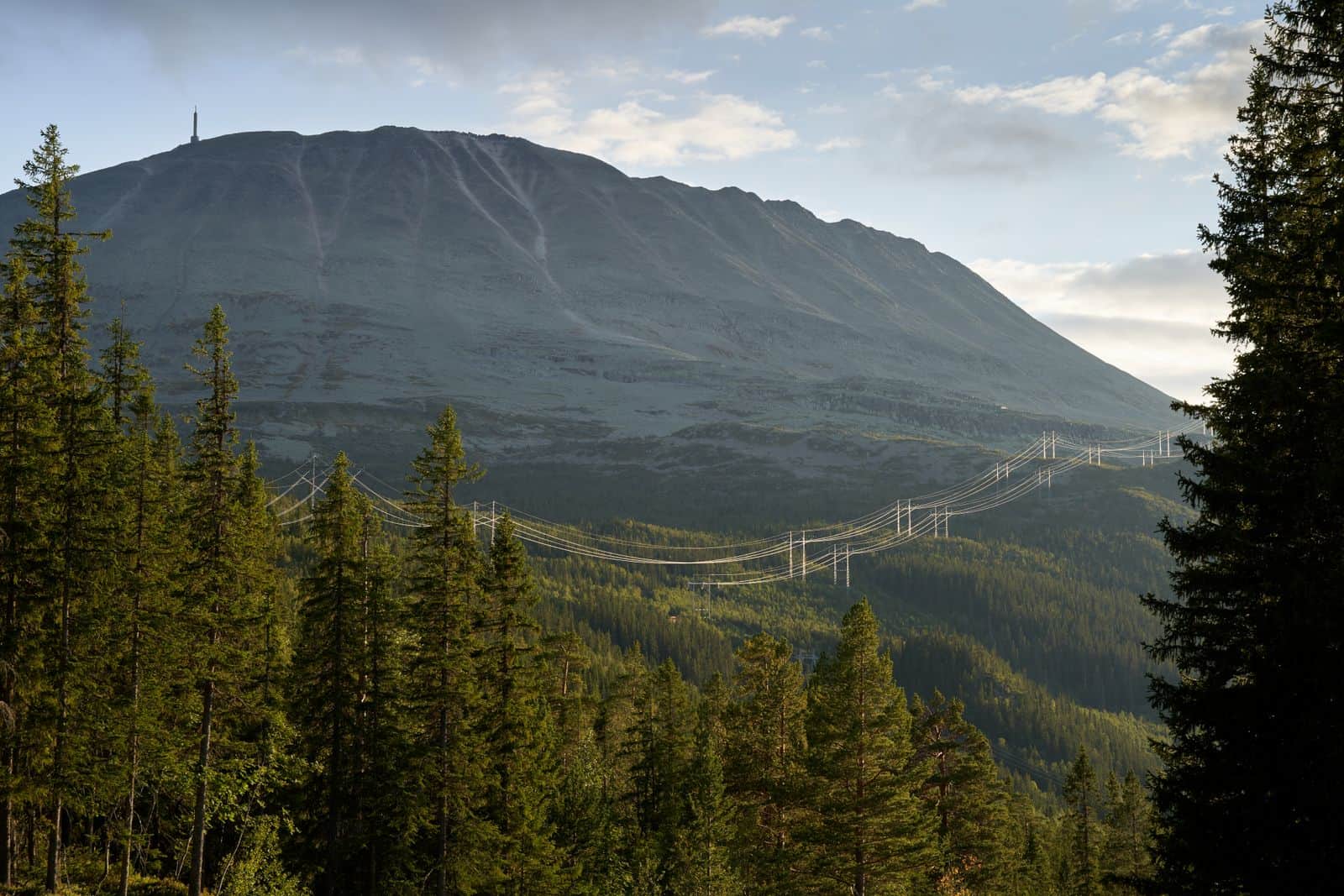 Kraftlinjer gjennom norsk fjellandskap ved Gaustatoppen