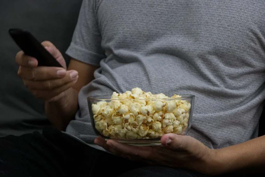 Filmkveld med popkorn og fjernkontroll