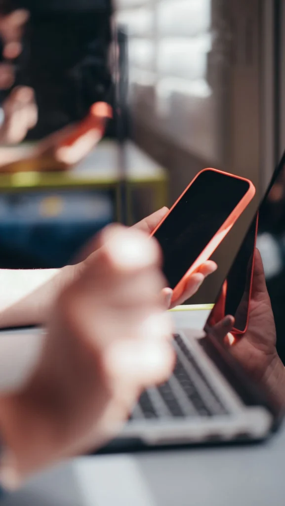 Smarttelefon ved siden av laptop