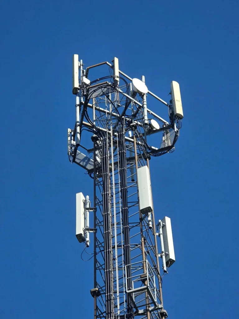 Mobilmast mot blå himmel