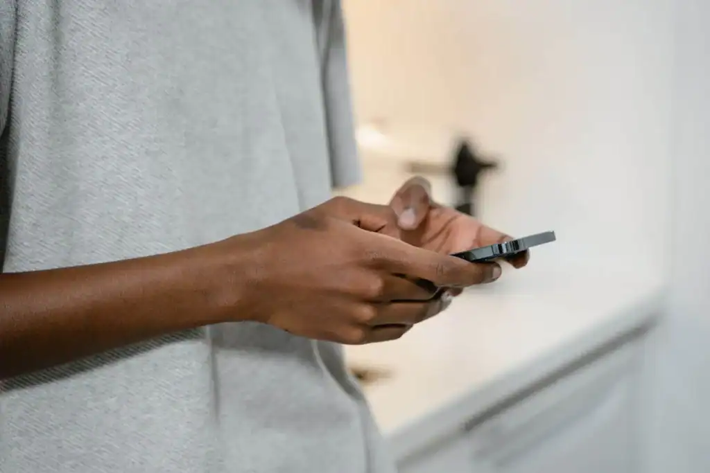 Person bestiller nytt mobilabonnement på telefonen