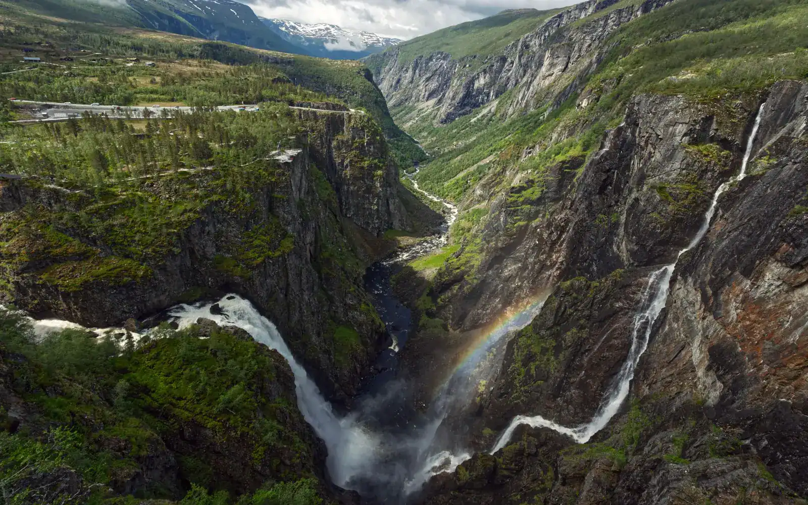 Vøringsfossen stuper ned i den bratte dalen
