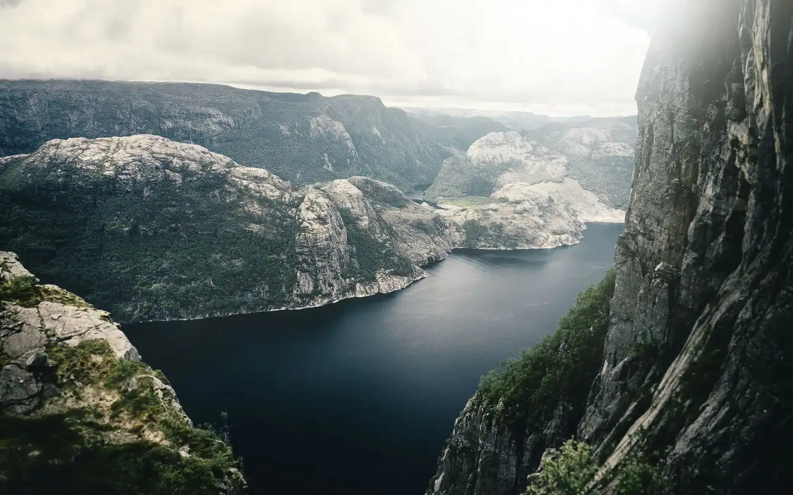 Lysefjorden sett fra fjellet, med bratte fjellsider ned mot vannet
