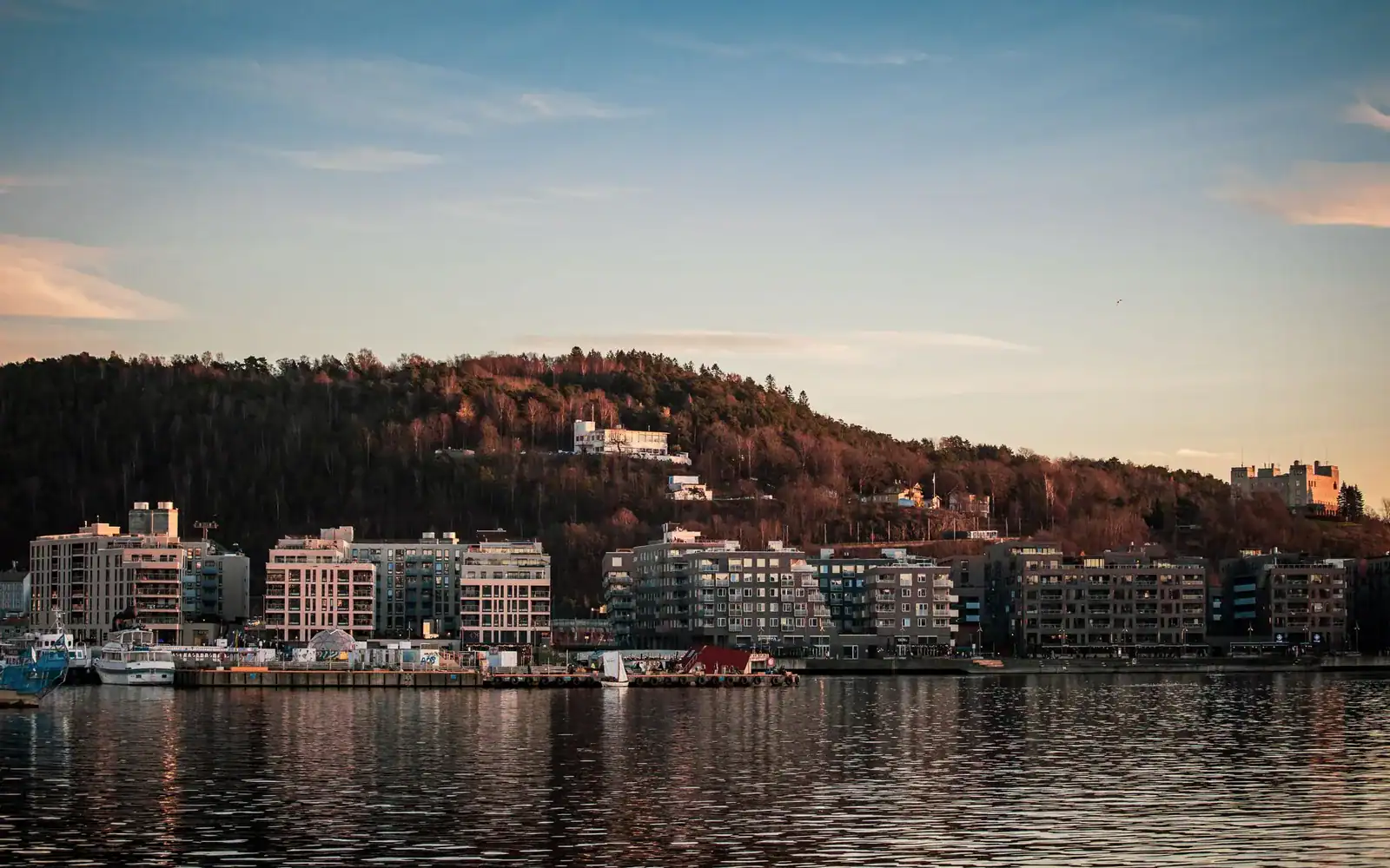 Oslo sett fra fjorden i kveldslys, med Ekebergåsen bak byen